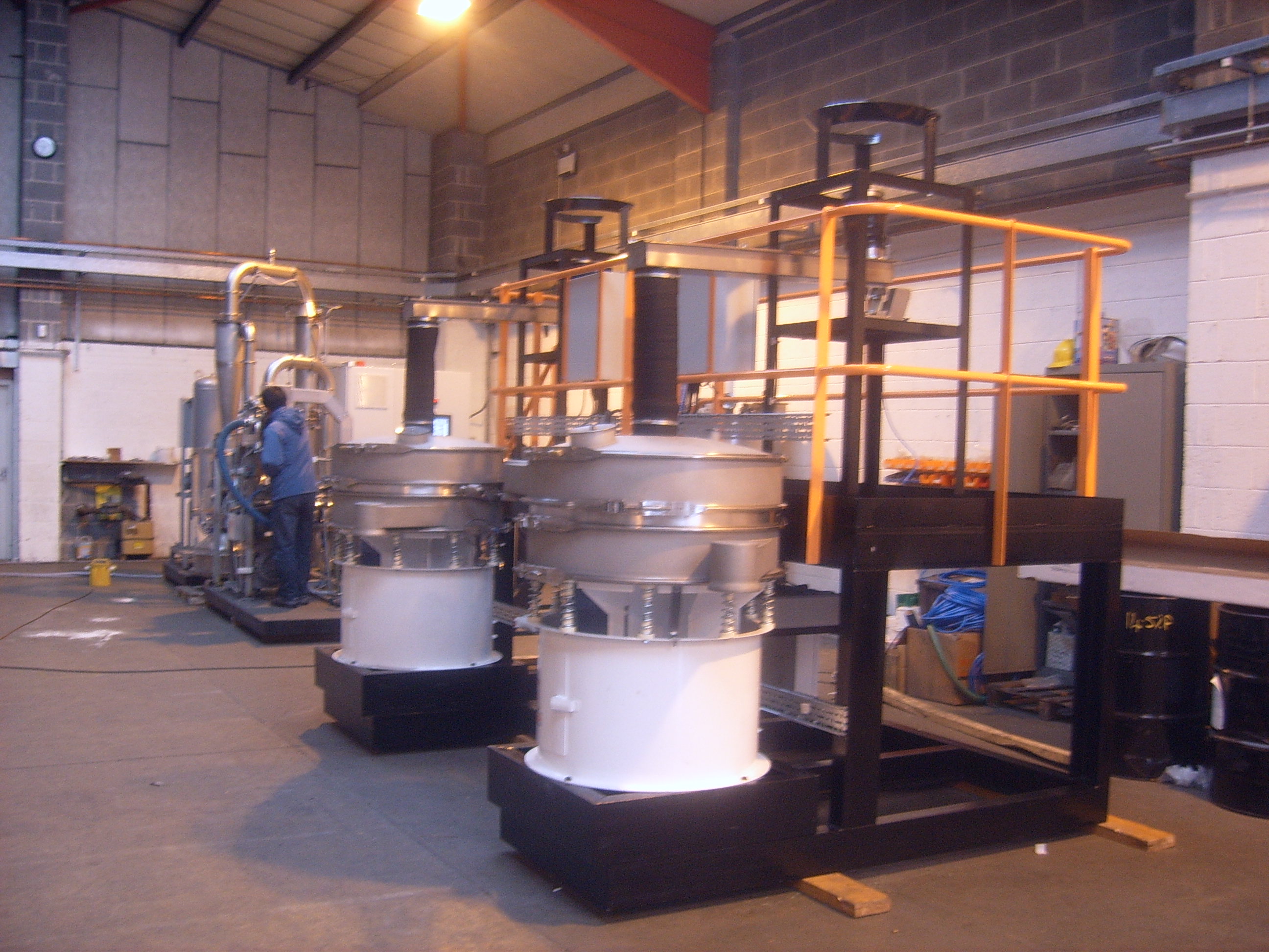 ���F����